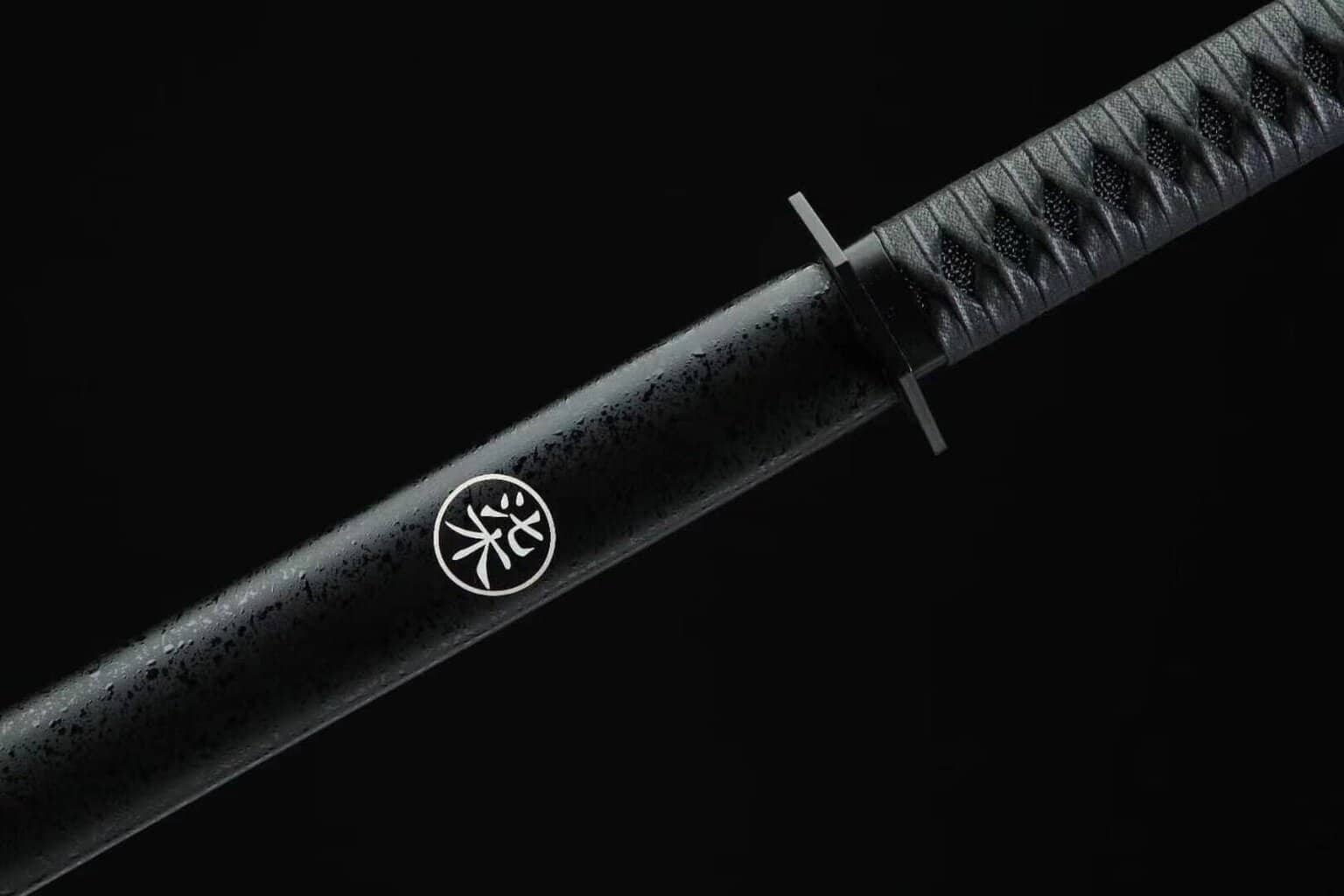 Espada de hoja recta negra