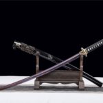 Katana con hoja morada