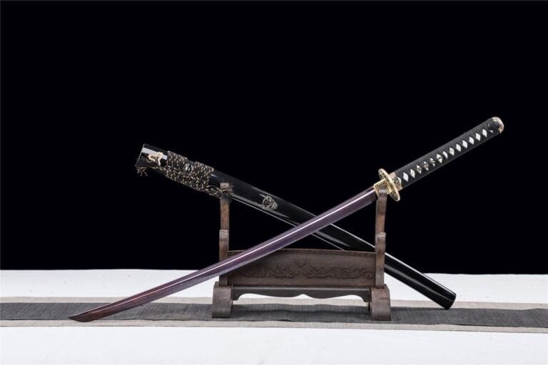 Katana con hoja morada