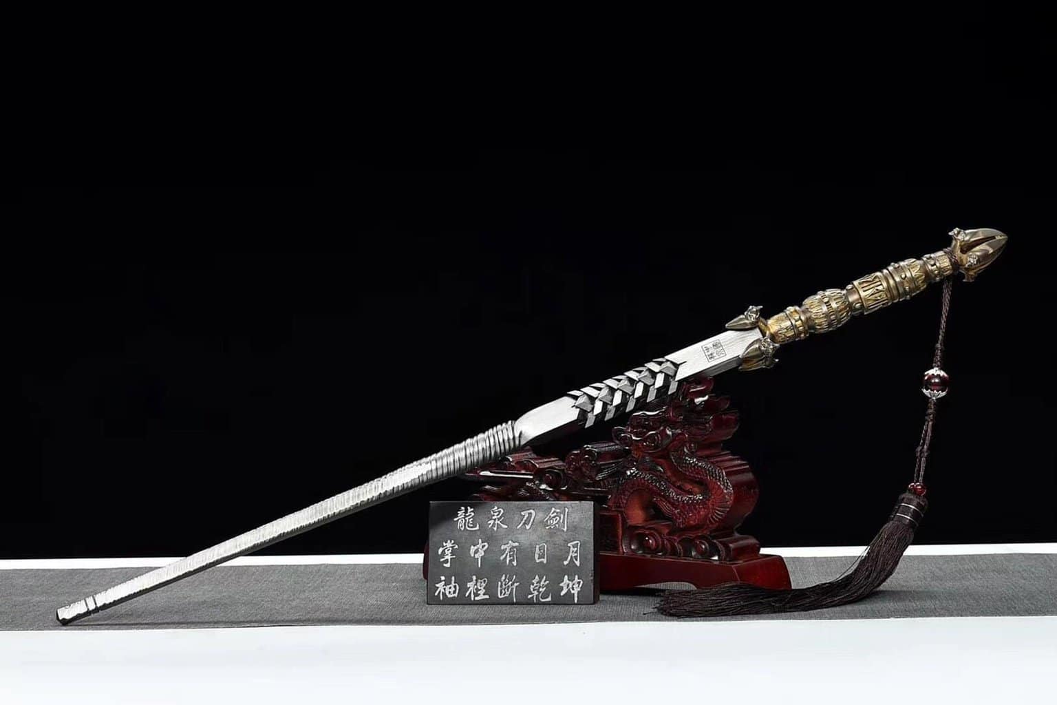 Maza de dragón de acero doblada