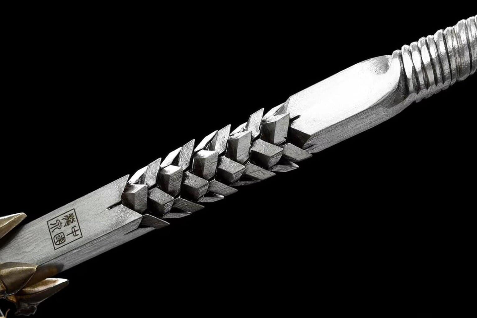 Maza de dragón de acero doblada