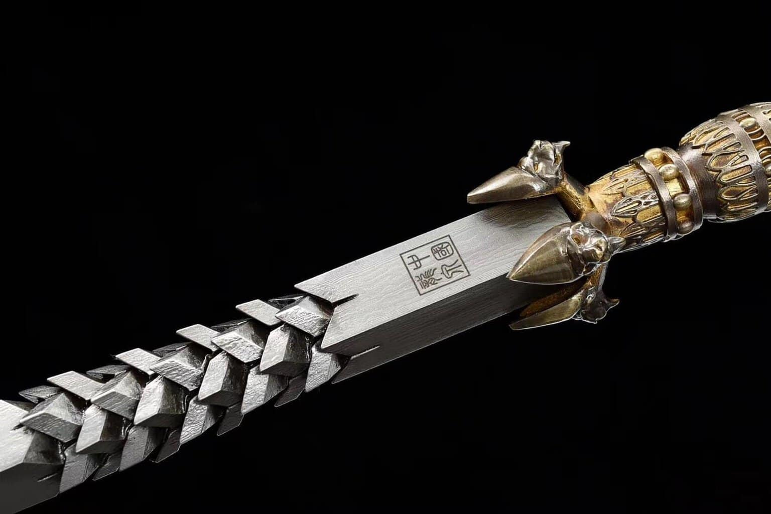 Maza de dragón de acero doblada