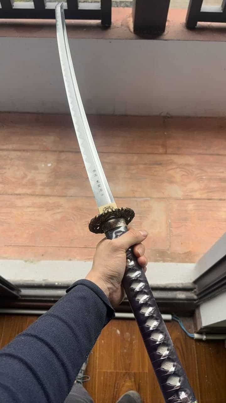 Katana samurai japonés, espada tradicional con empuñadura decorada.